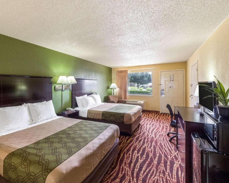 Econo Lodge Inn & Suites Downtown Northeast 5