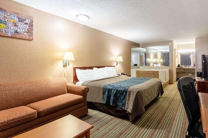 Econo Lodge Inn & Suites Near Bricktown 4