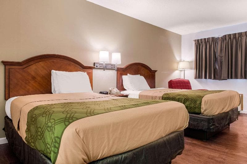 Econo Lodge Airport 3