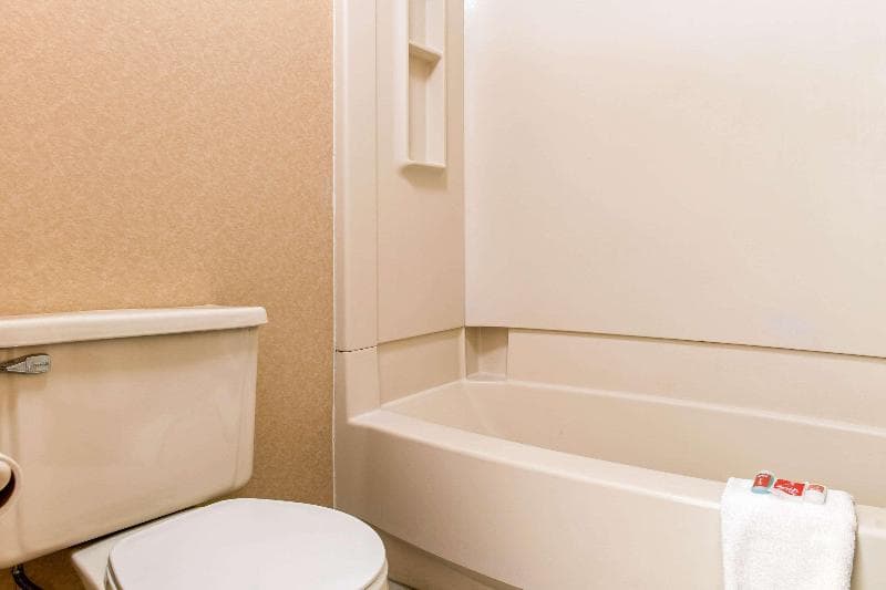 Econo Lodge Airport 4