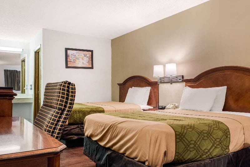 Econo Lodge Airport 5