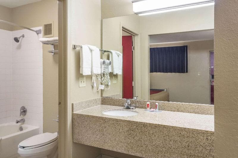 Econo Lodge Inn & Suites I-35 at Shawnee Mission photo 1
