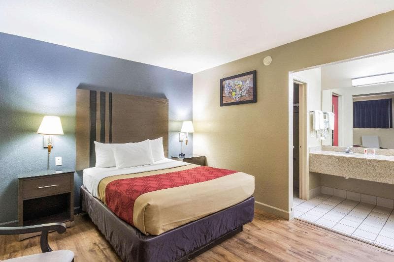Econo Lodge Inn & Suites I-35 at Shawnee Mission 2
