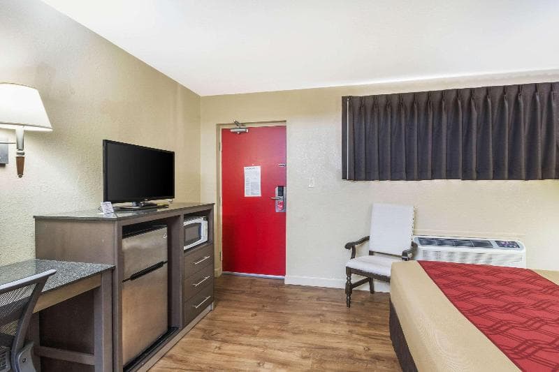 Econo Lodge Inn & Suites I-35 at Shawnee Mission 3