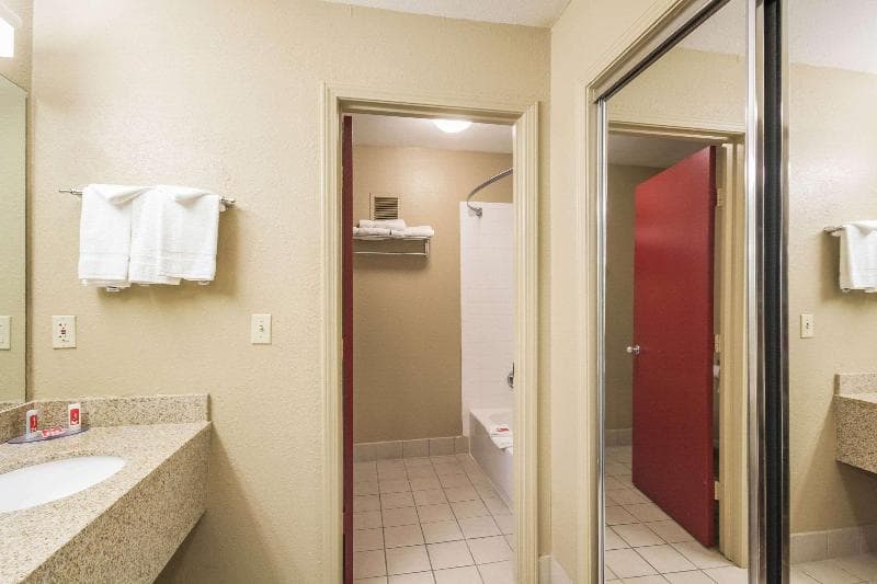 Econo Lodge Inn & Suites I-35 at Shawnee Mission 4