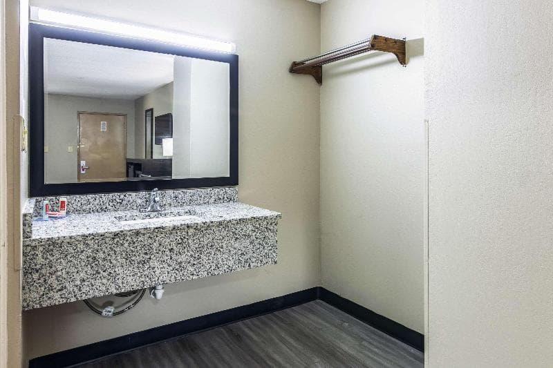 Econo Lodge Opelika 3
