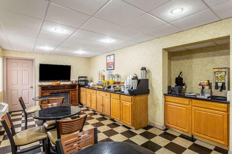Econo Lodge Morgantown 3