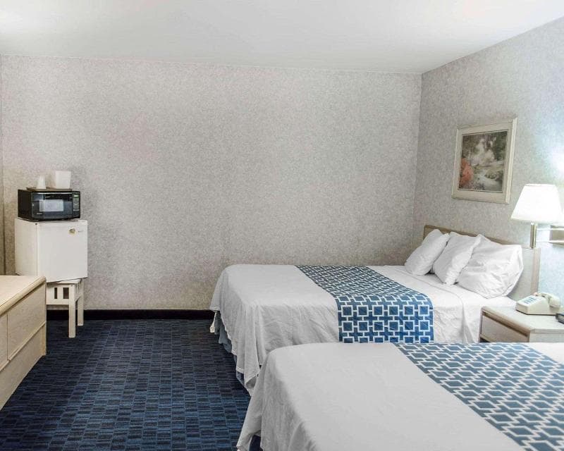 Econo Lodge Mechanicsburg 2