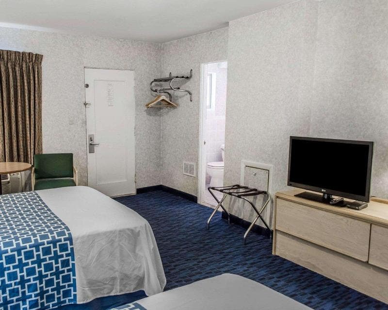 Econo Lodge Mechanicsburg 4