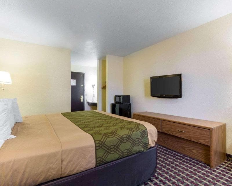 Econo Lodge Madison 4