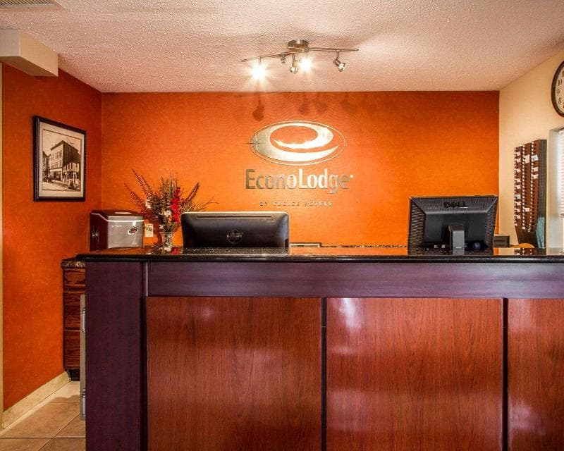 Econo Lodge Freeport 5