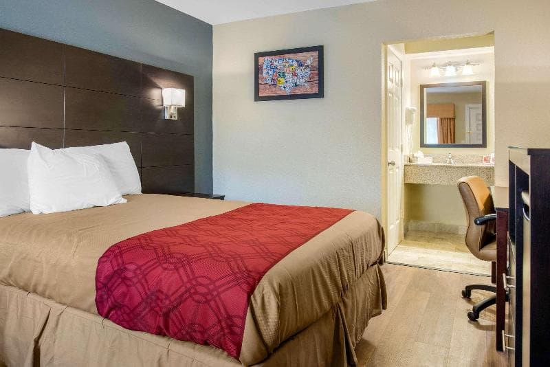 Econo Lodge Freeport 4