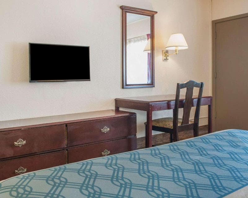 Econo Lodge Evansville 5