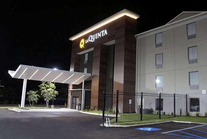 La Quinta Inn & Suites by Wyndham Memphis I-240 photo 1