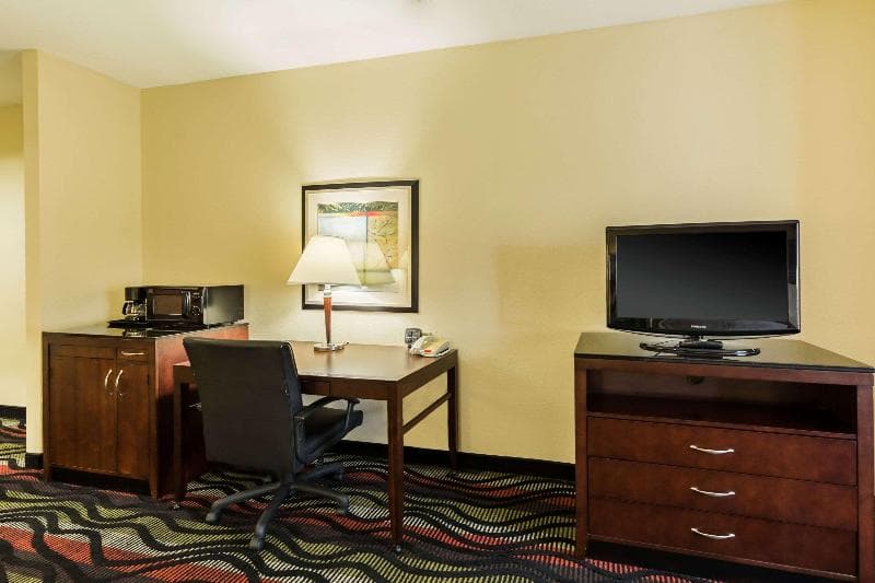 Comfort Suites Beaumont 4
