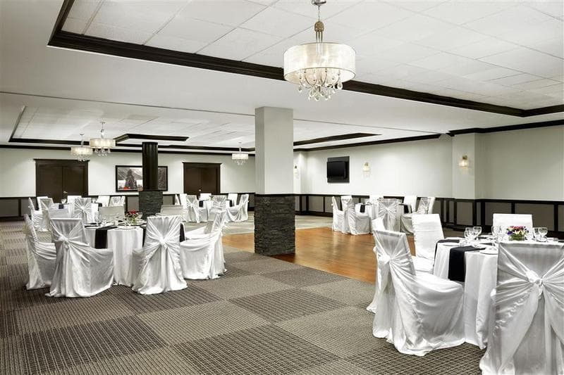 Four Points by Sheraton Hotel & Suites Calgary West 3