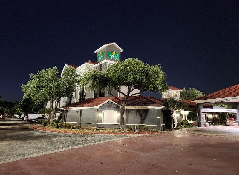 La Quinta Inn & Suites by Wyndham Dallas Arlington South 5