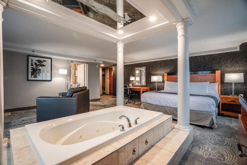 Monte Carlo Inn - Barrie Suites 5