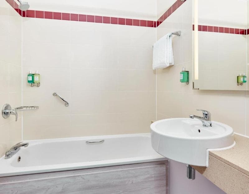 Leonardo Hotel Swindon 4
