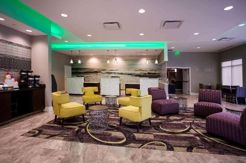 La Quinta Inn & Suites by Wyndham Virginia Beach 2