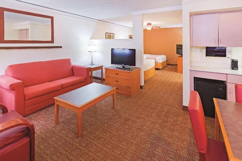 Super 8 by Wyndham San Antonio Near SeaWorld Ingram Park 4