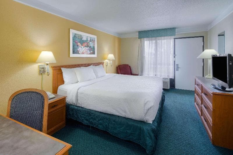 Super 8 by Wyndham Savannah 2