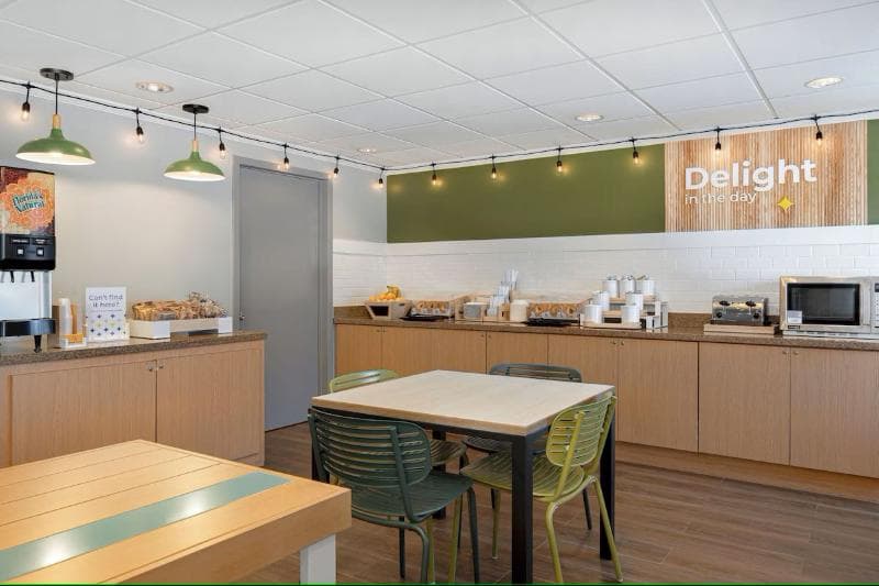 La Quinta Inn & Suites by Wyndham Savannah Southside 3