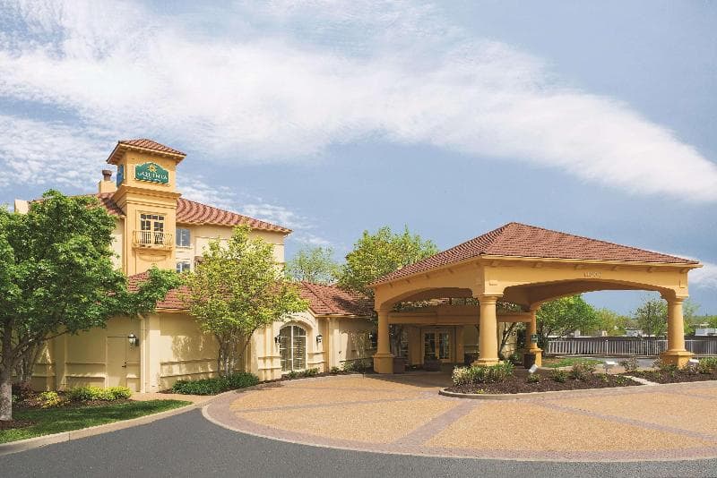 La Quinta Inn & Suites by Wyndham St. Louis Westport photo 1