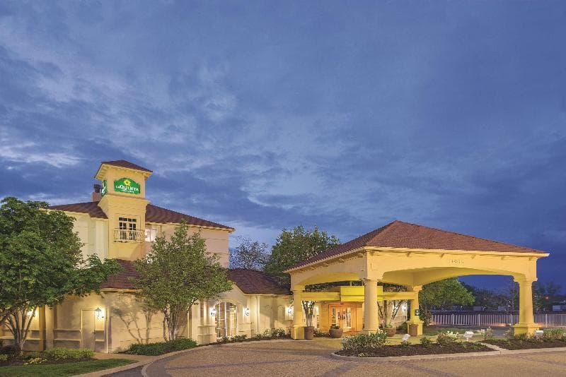 La Quinta Inn & Suites by Wyndham St. Louis Westport 2