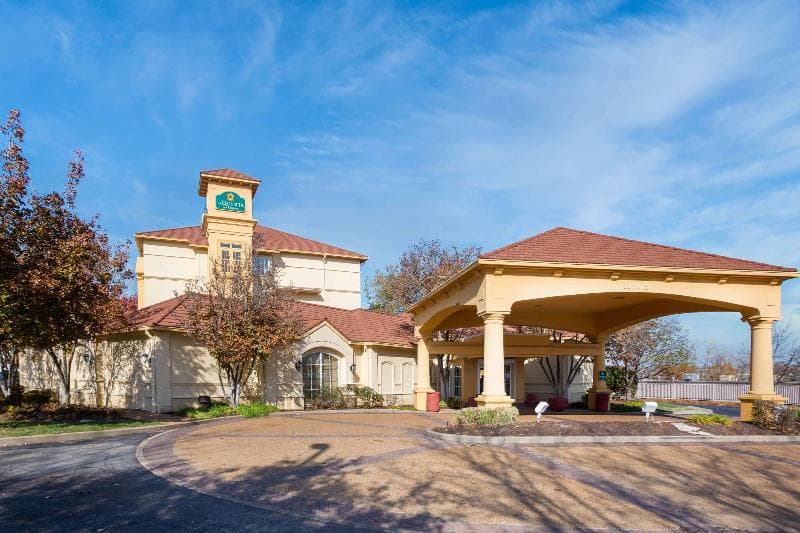 La Quinta Inn & Suites by Wyndham St. Louis Westport 4