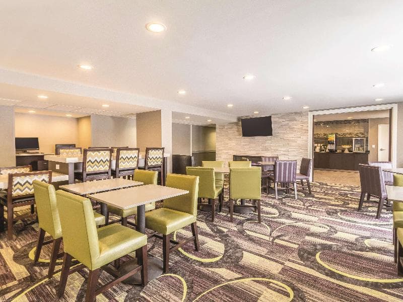 La Quinta Inn & Suites Cleveland - Airport North photo 1