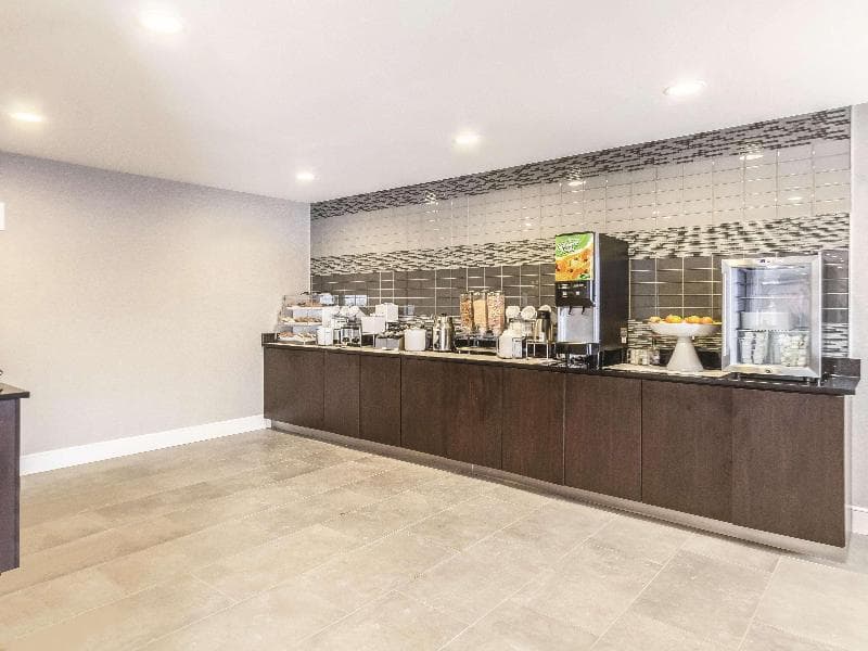 La Quinta Inn & Suites Cleveland - Airport North 4