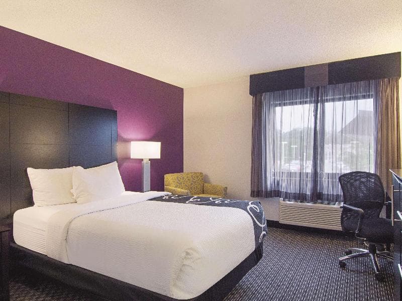 La Quinta Inn & Suites Cleveland - Airport North 5