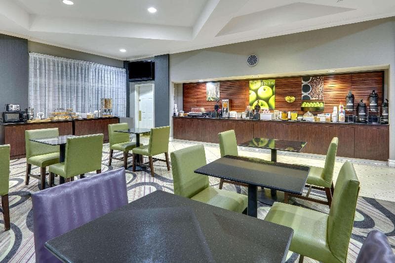 La Quinta Inn & Suites by Wyndham Dallas North Central photo 1
