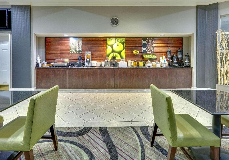 La Quinta Inn & Suites by Wyndham Dallas North Central 4