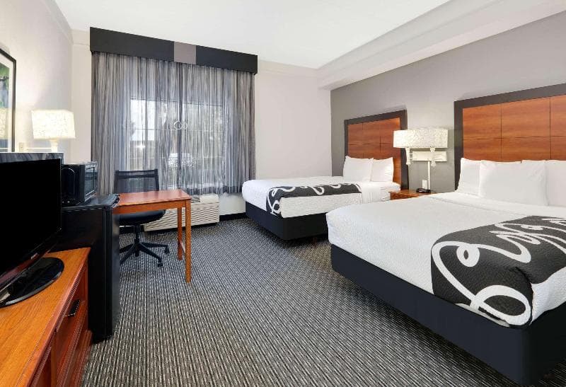 La Quinta Inn & Suites by Wyndham Dallas North Central 2
