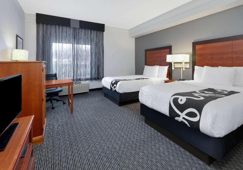 La Quinta Inn & Suites by Wyndham Dallas North Central 5
