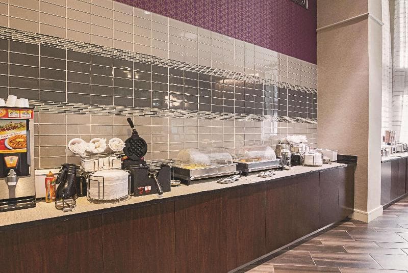 La Quinta Inn & Suites by Wyndham Fort Worth North 5