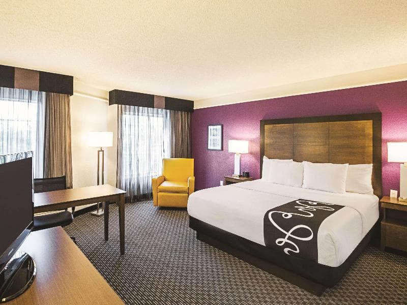 La Quinta Inn & Suites by Wyndham Fort Worth North 2