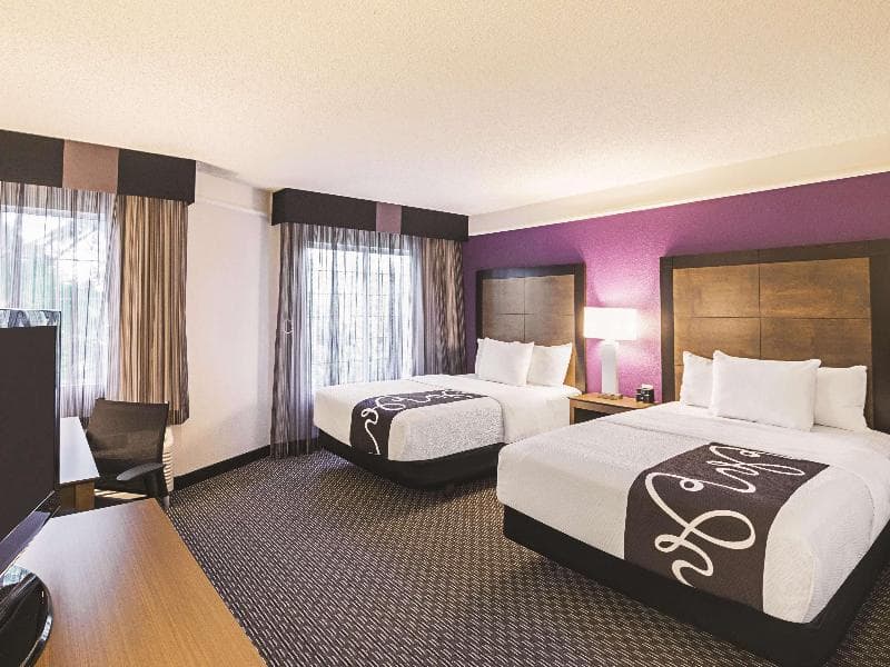 La Quinta Inn & Suites by Wyndham Fort Worth North 4