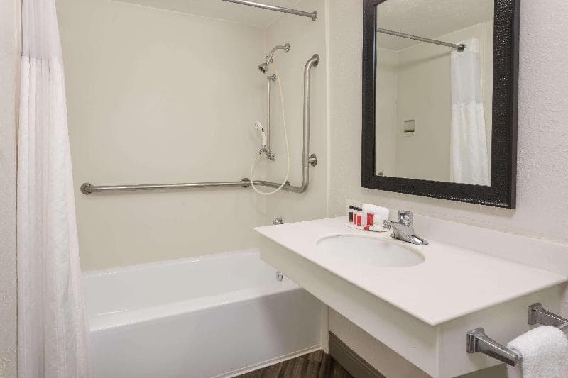 Baymont by Wyndham Greenville Woodruff Rd 4
