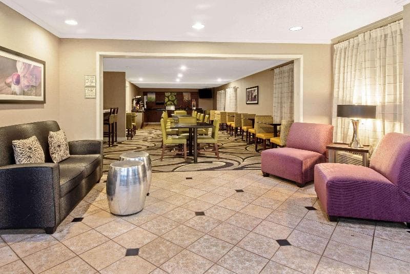 La Quinta Inn & Suites by Wyndham Harrisburg Airport Hershey 5