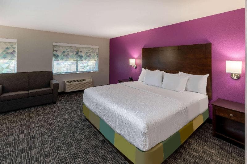 La Quinta Inn & Suites by Wyndham Houston NW Brookhollow photo 1