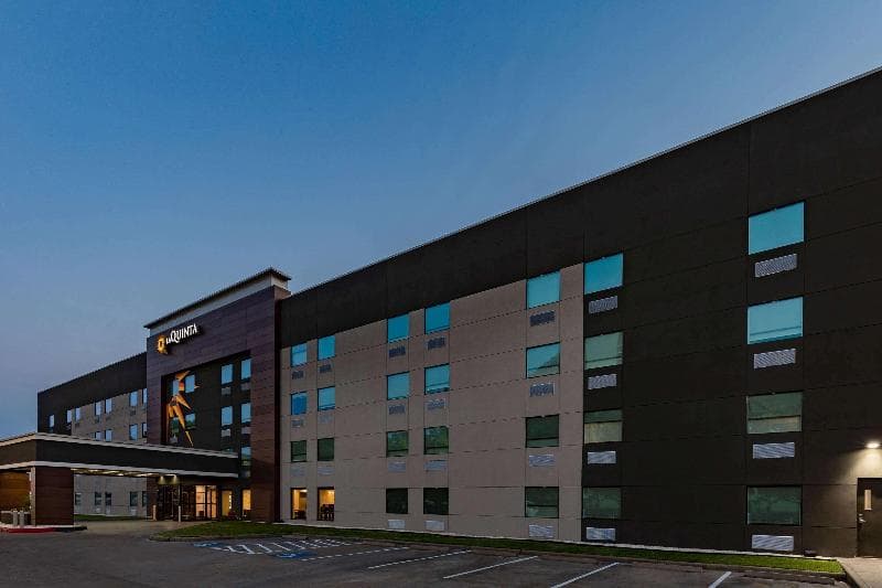 La Quinta Inn & Suites by Wyndham Houston Southwest 2