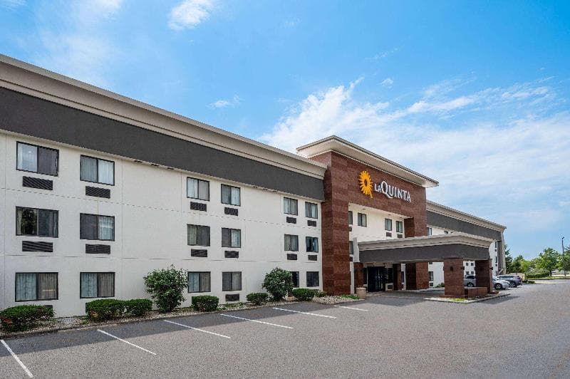 La Quinta Inn by Wyndham Indianapolis Airport Executive Dr photo 1