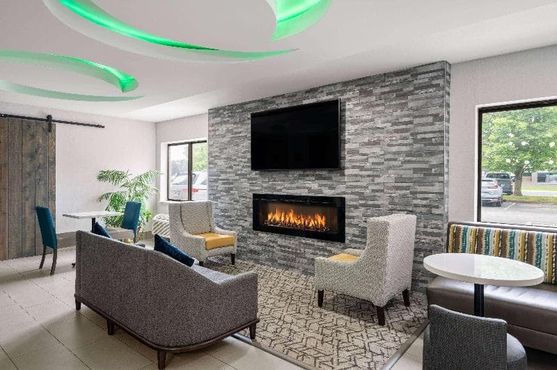 La Quinta Inn by Wyndham Indianapolis Airport Executive Dr 2