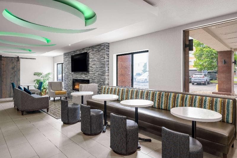 La Quinta Inn by Wyndham Indianapolis Airport Executive Dr 3