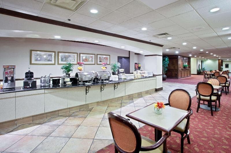 La Quinta Inn & Suites by Wyndham Downtown Conference Center 5