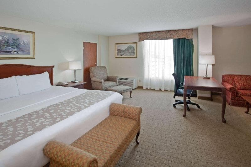 La Quinta Inn & Suites by Wyndham Downtown Conference Center 3