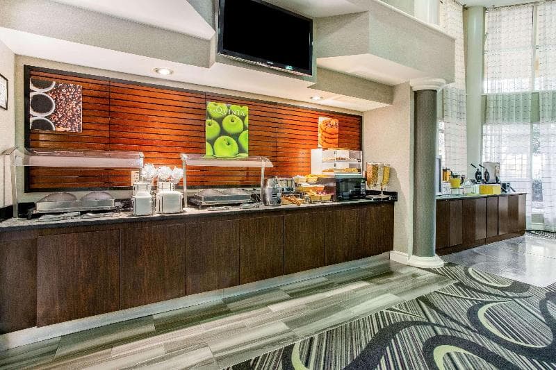 La Quinta Inn & Suites by Wyndham Raleigh Durham Airport photo 1